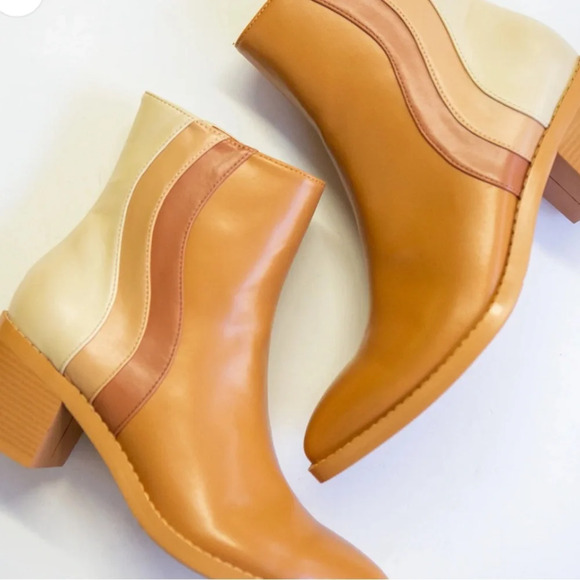 Anthropologie Shoes - MCLC Tan Ivory Soft Vegan Leather Ombré Wave Boots | Size 9